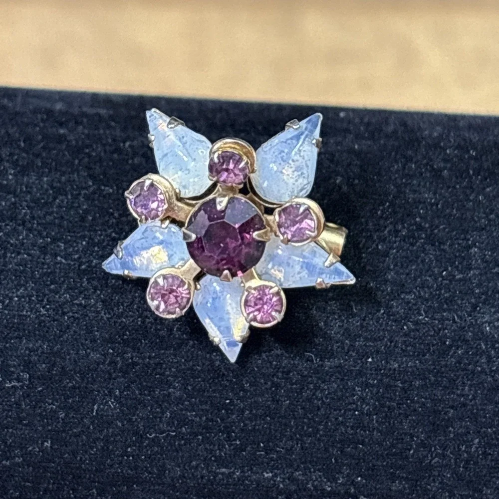Vintage 1950s Gold Tone Moonglow Purple Rhinestone Starburst Brooch Pin